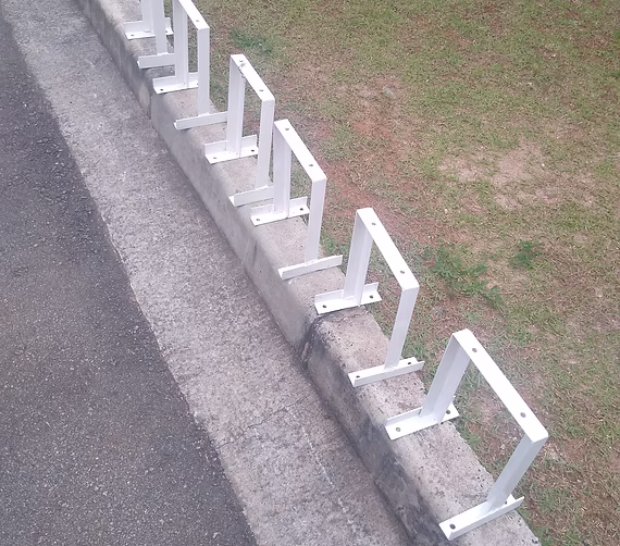 Montagem de suporte de tubulação pé direito de 20 mts